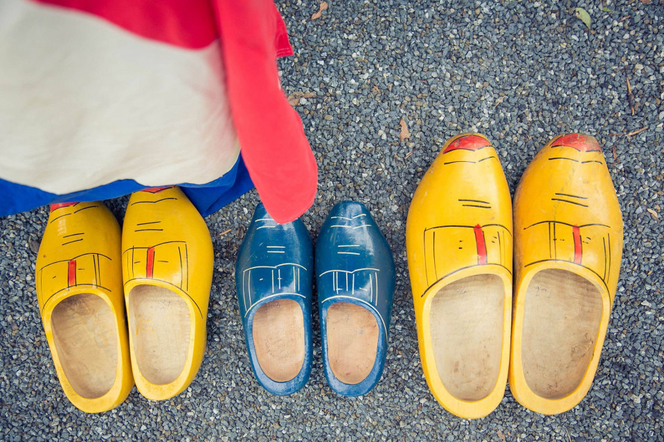 een groep schoenen op de grond opgesteld