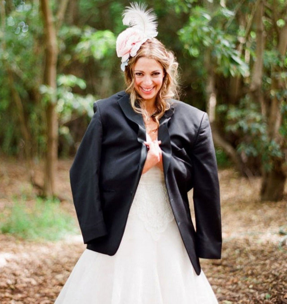 een bruid in een zwarte jas en witte jurk