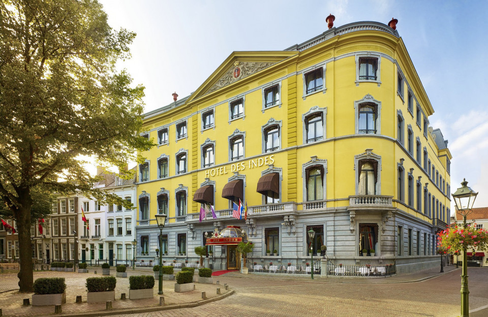 het hotel bevindt zich in het centrum van een stad