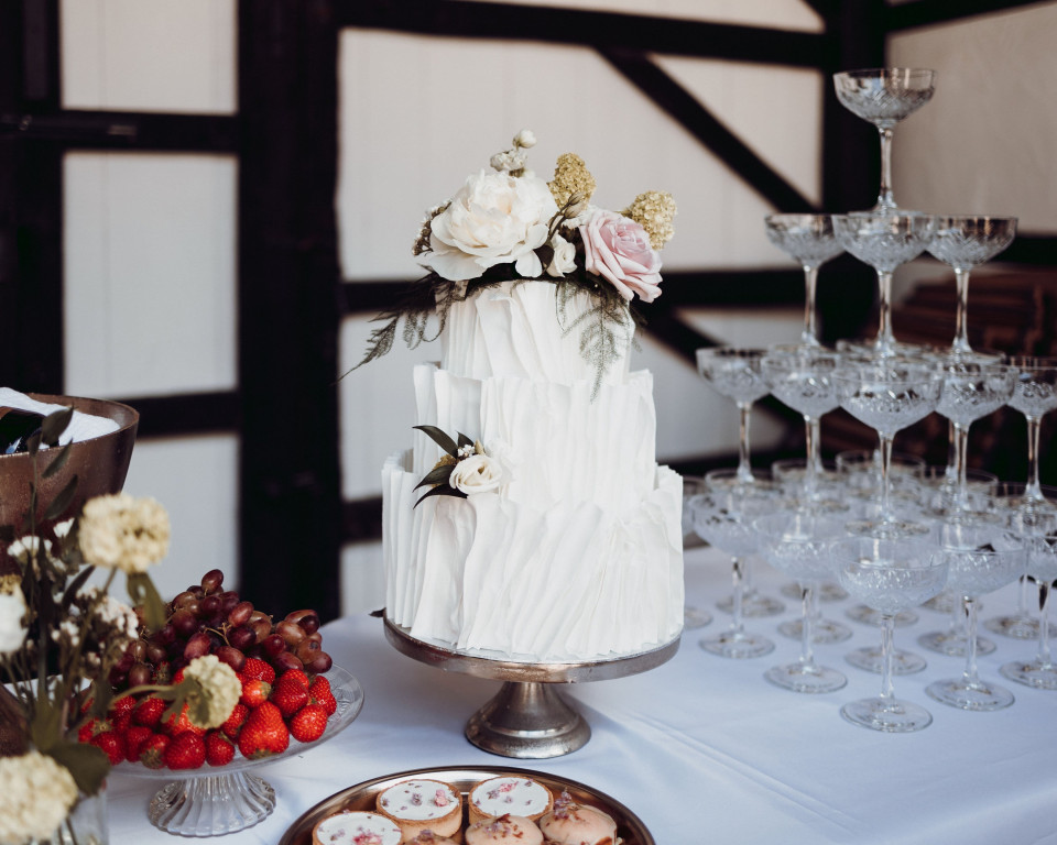 een tafel met een taart en een hoop desserts