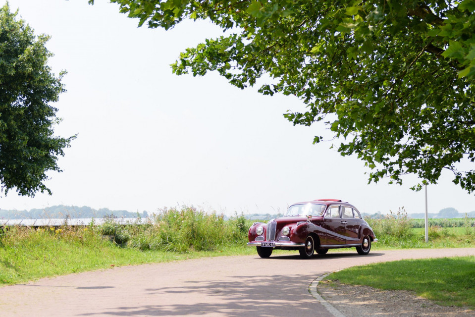 een auto rijdt op een weg