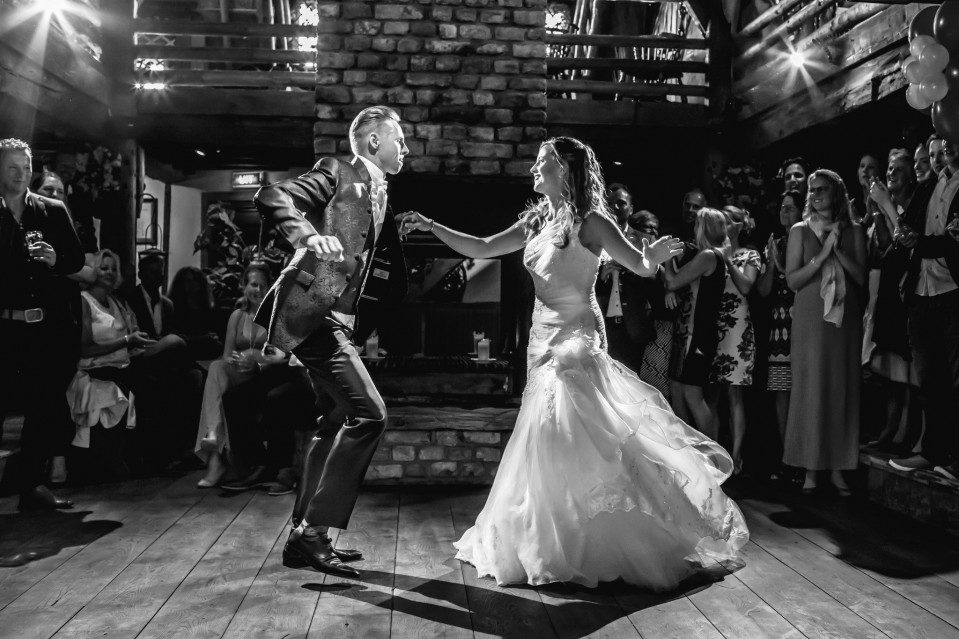 een bruid en bruidegom dansen voor hun gasten