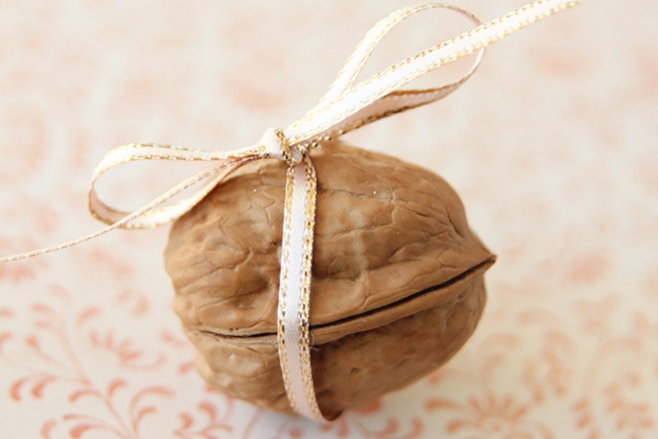 een walnoot met een lint eromheen gebonden