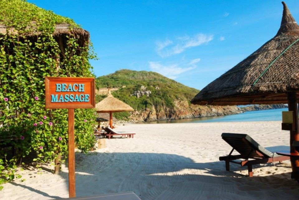 een strand met ligstoelen en parasols