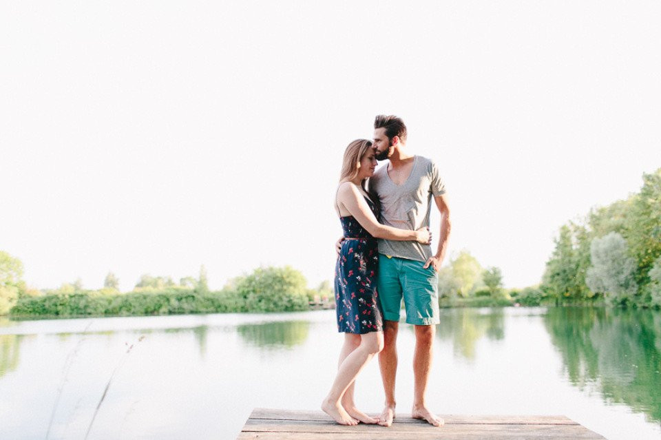 een stel dat op een steiger bij een meer staat