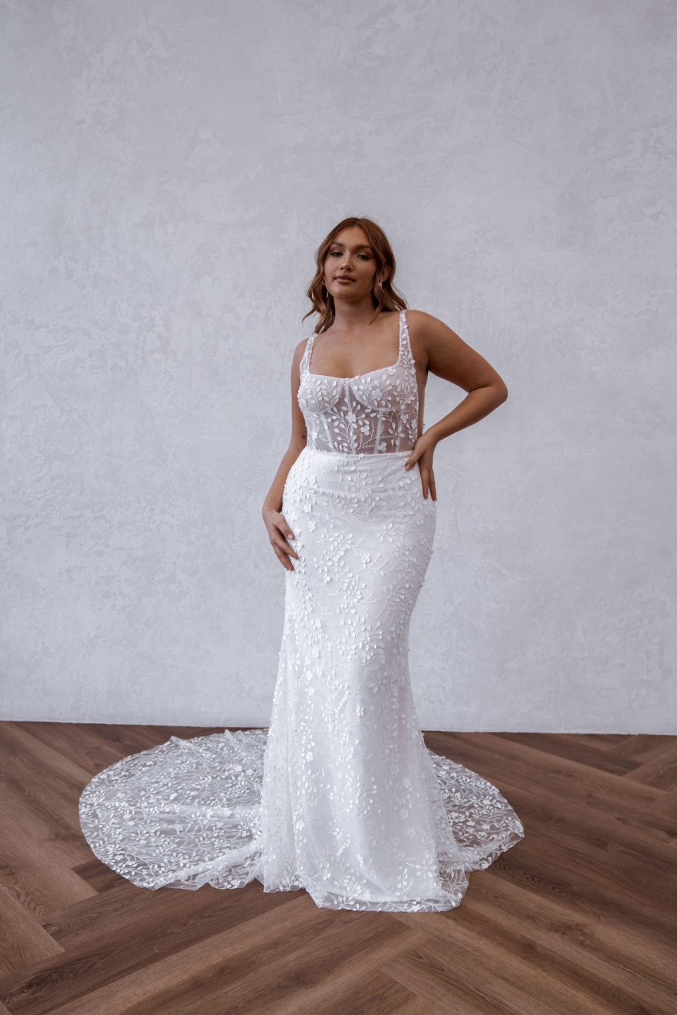de plus size trouwjurk met een strapless lijfje en doorschijnend kant