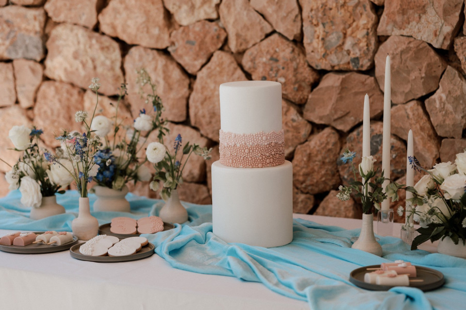 Two-Tier Wedding Cakes: The Modern Choice for Intimate and Medium-Size Weddings