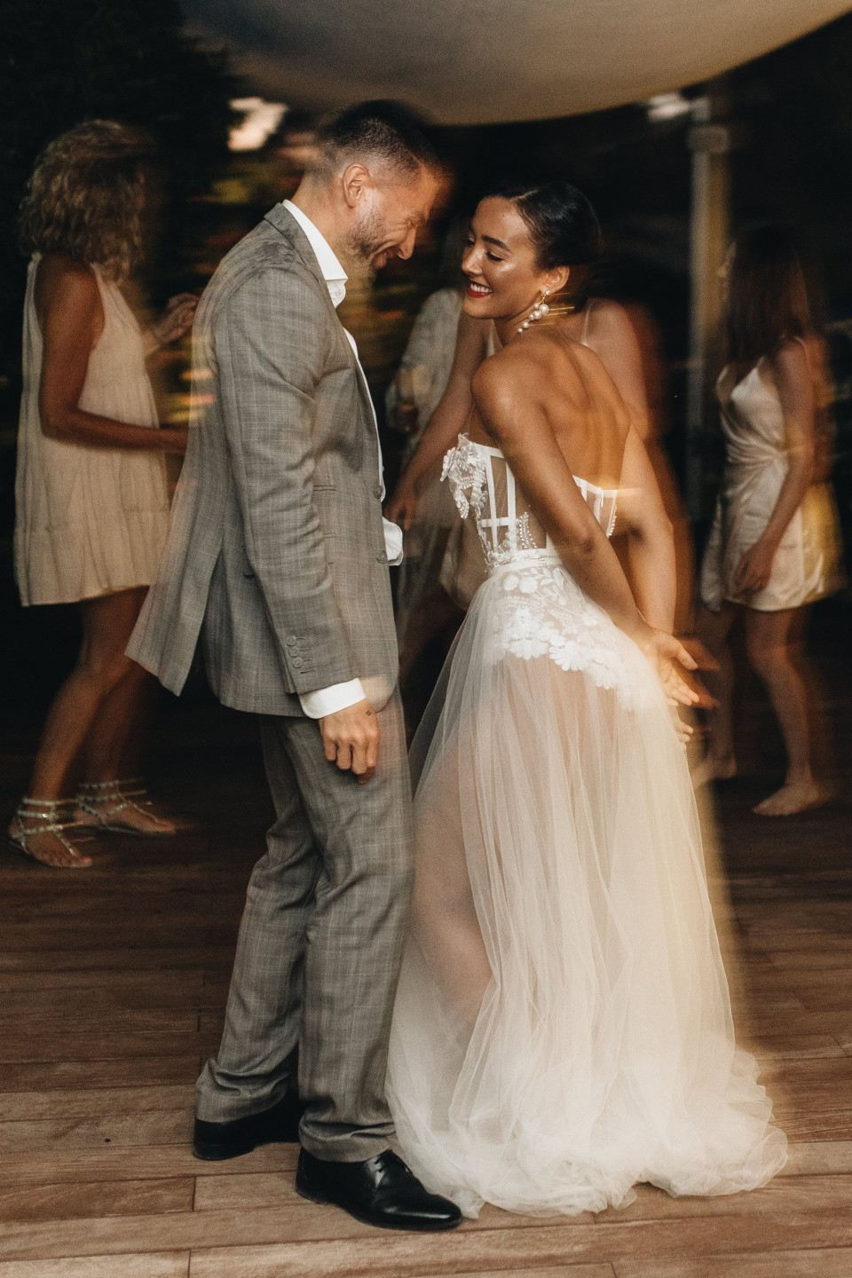 een bruidspaar danst op hun bruiloftsreceptie