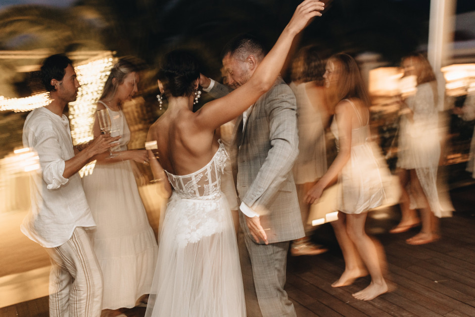 een bruidspaar danst op hun bruiloftsreceptie