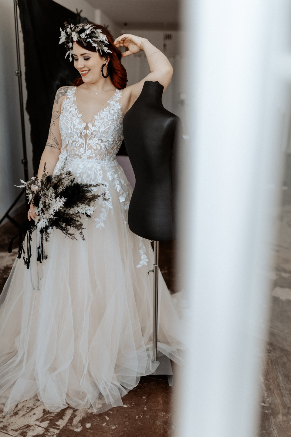 Dunkler Brautstrauß mit getrockneten Blumen