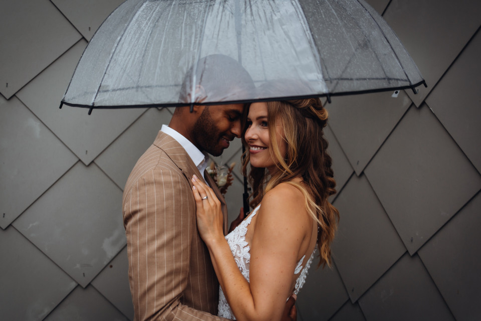 bruid en bruidegom onder paraplu