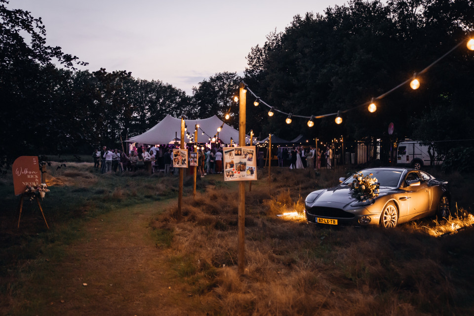 een auto geparkeerd in het midden van een veld 's nachts