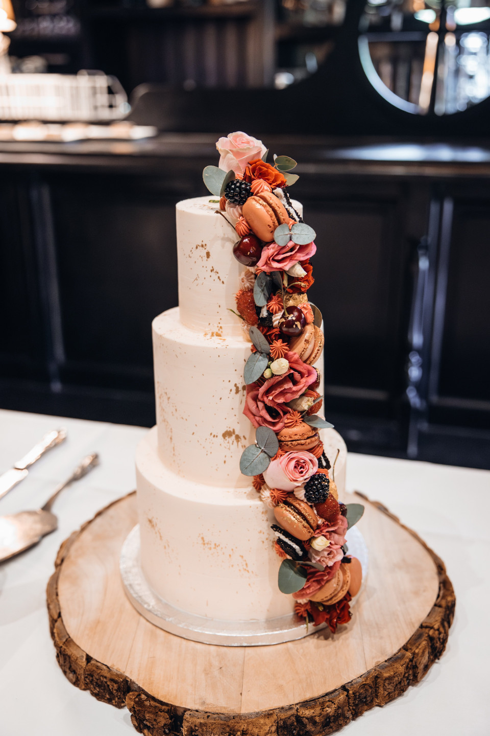 een bruidstaart met bloemen erop