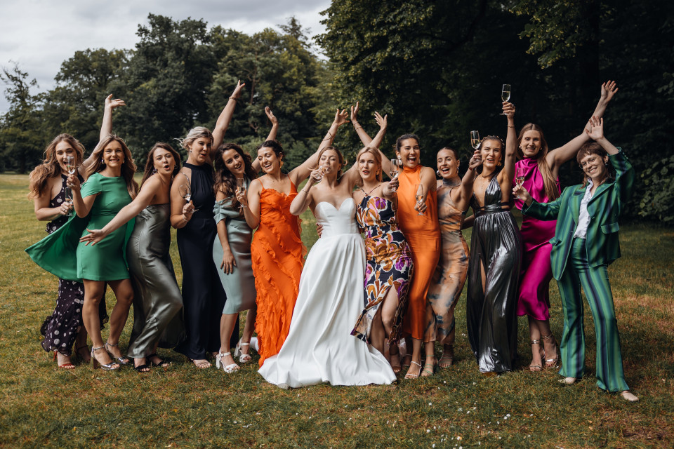 een grote groep vrouwen die poseren voor een foto