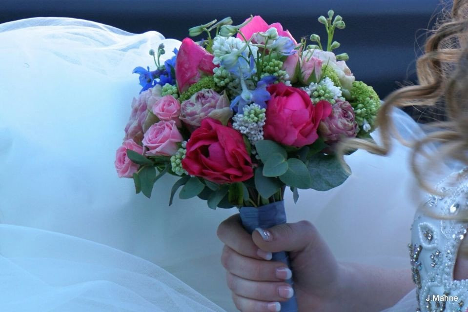 een close-up van een meisje met een boeket