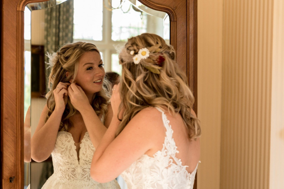 Bruidskapsel door Bruidsstyliste Linda Zandee - Visagie &amp; Hairstyling overzicht