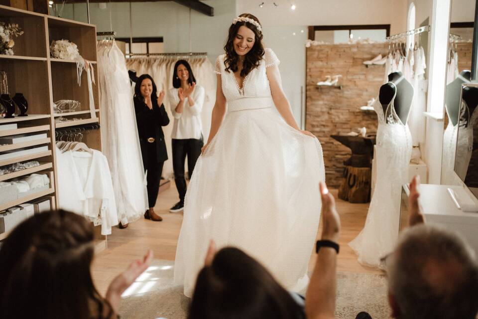 Brautkleid anprobieren bei Creativ Schmiede - Brautmoden & Brautkleider