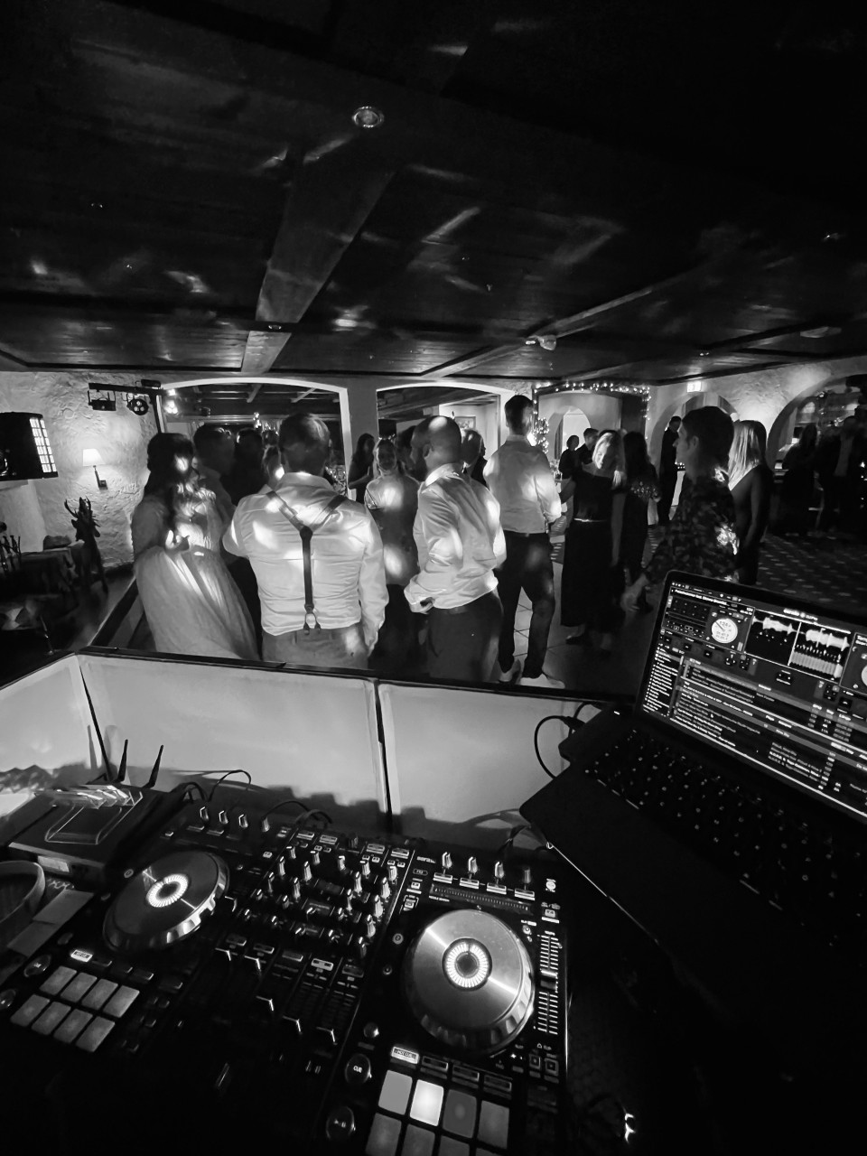 Muziek van DJ SKY details