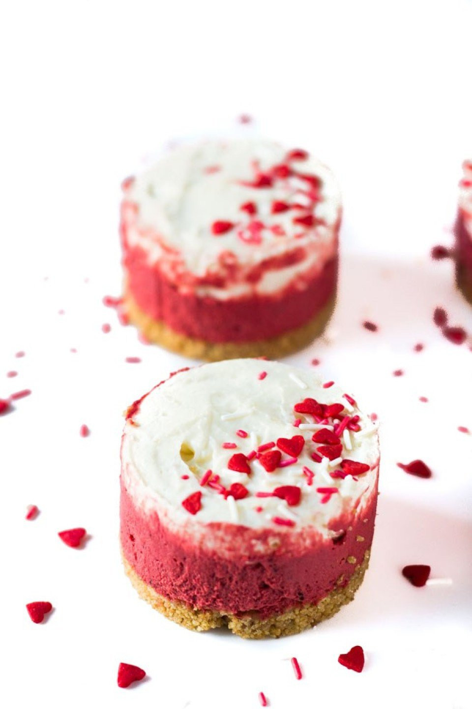 red velvet cheesecake met red velvet cake en sprinkles