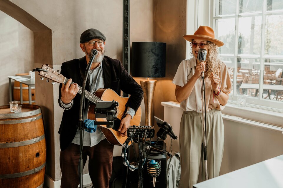 Muziek van Lara Leaves - Akoestische Coverband impressie