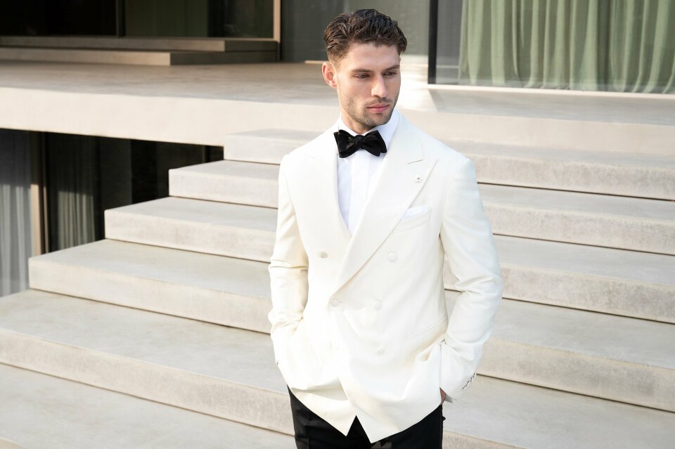 Trouwpak van The Society Shop details