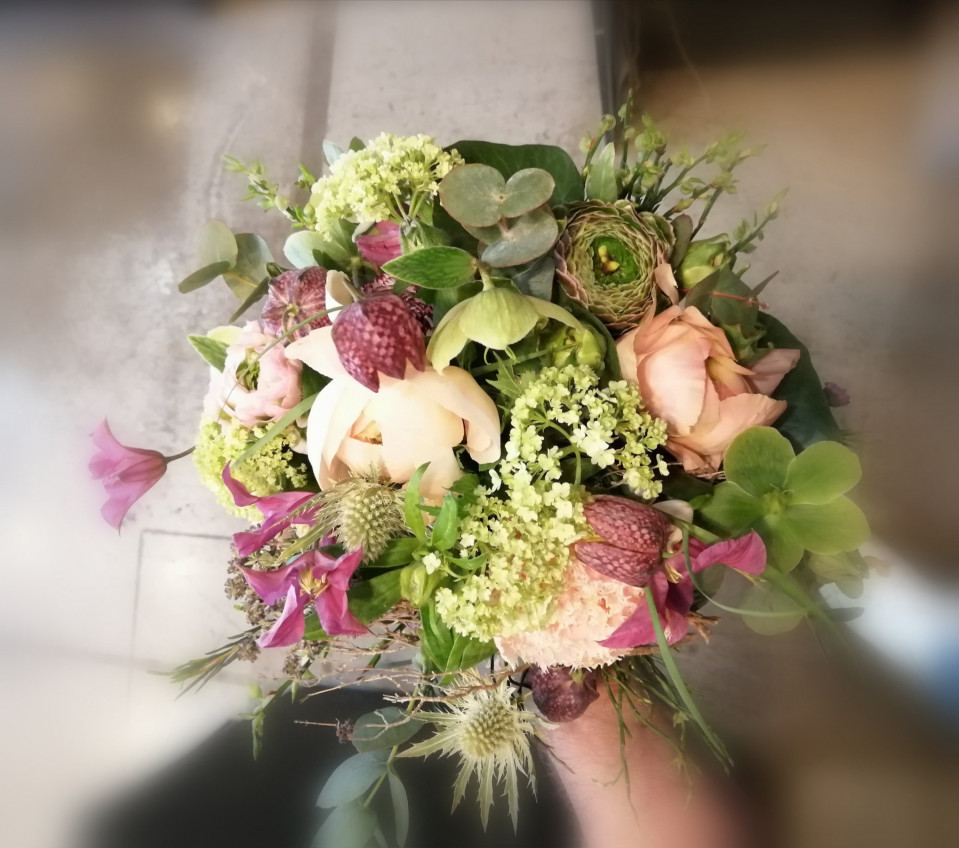 Bruidsboeket van dieblumenbinder details