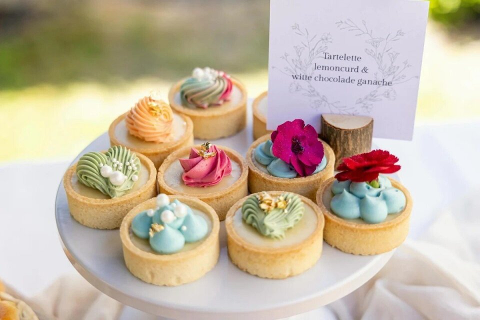 Bruidstaart van Cakes & Sweetsdesigner Anne Pijs overzicht