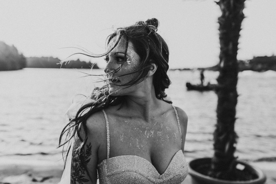 Breaking Tradition: Revoluotionäre Dresscodes für unkonventionelle Hochzeiten