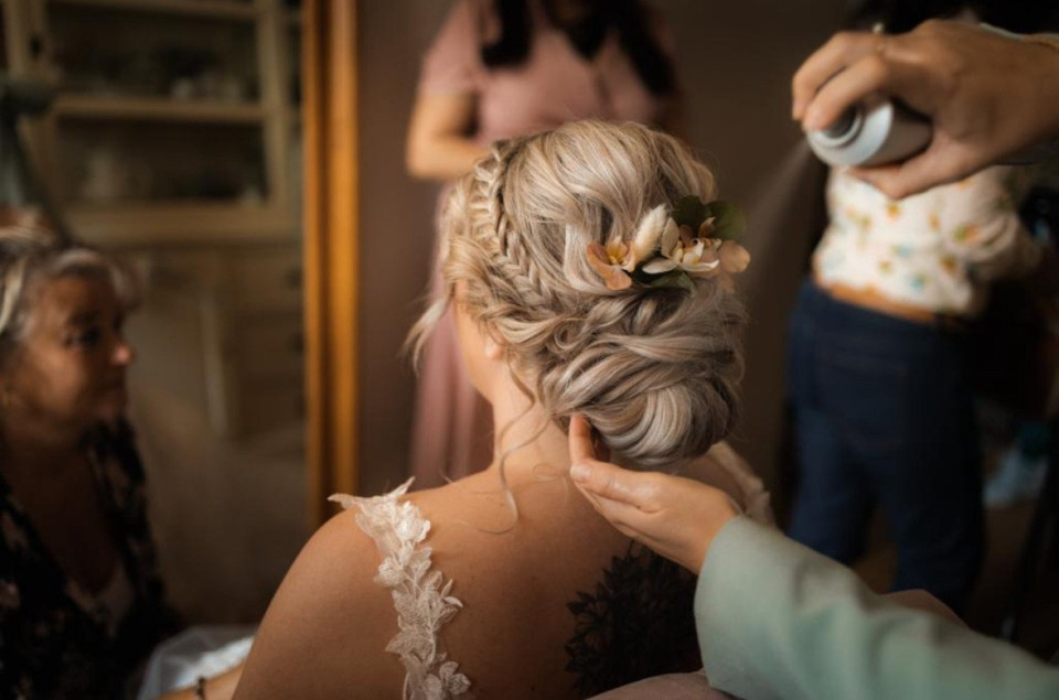 Bruidskapsel door KIMHOUWEN hair&amp;make-up details