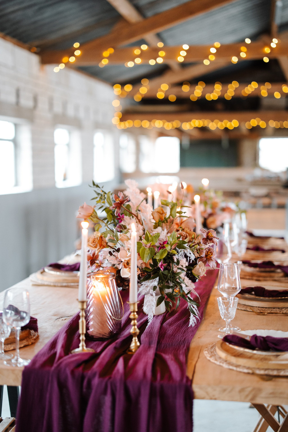 een tafel met kaarsen en bloemen