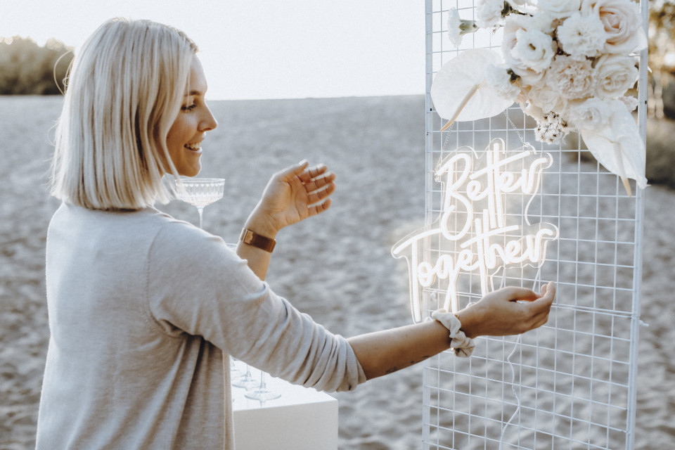 een vrouw die een bord vasthoudt met de tekst better together