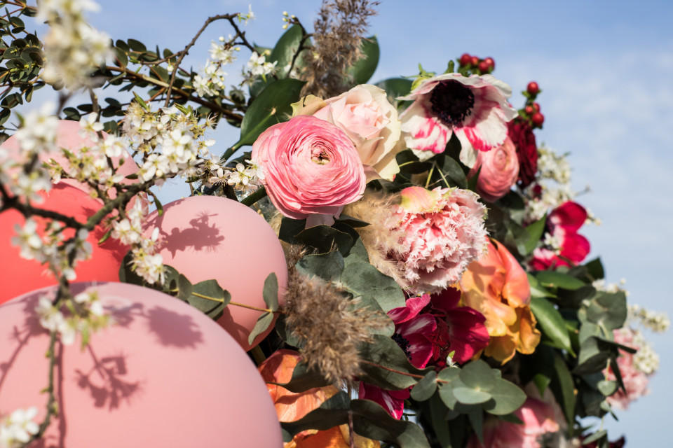 een boeket roze bloemen en ballonnen