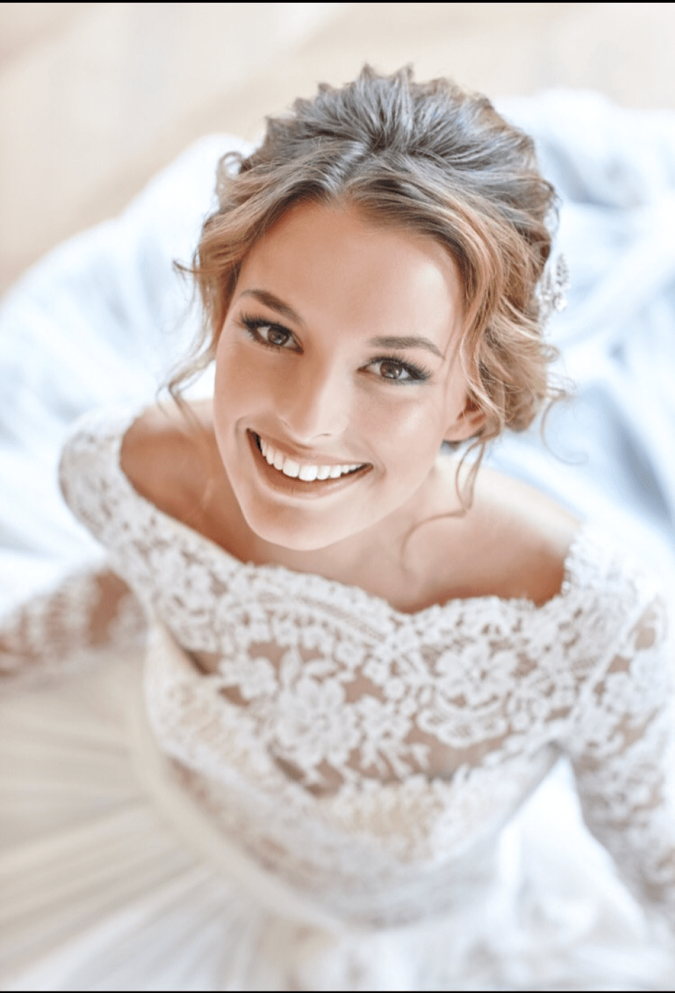 een vrouw in een trouwjurk lacht