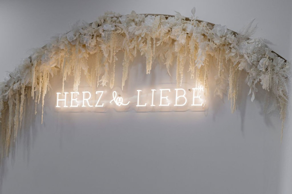 Trouwjurk van HERZLIEBE Brautmoden details