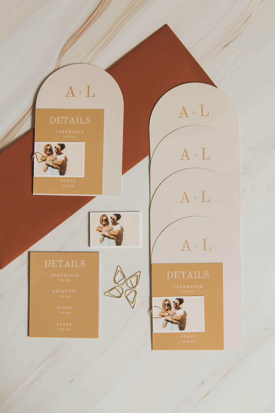 een set van vier trouwuitnodigingen en een fotokaart