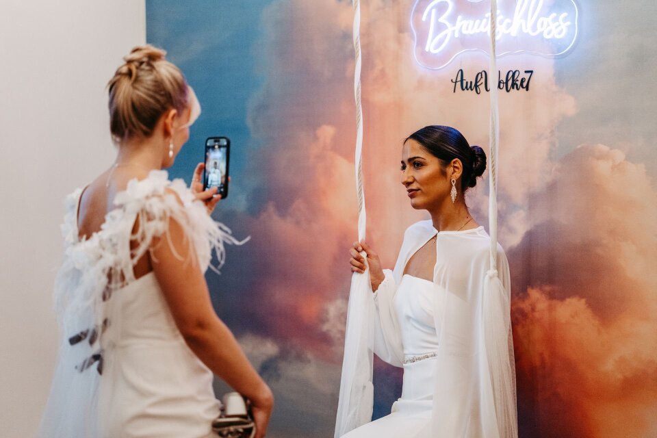 Brautkleid anprobieren bei Brautschloss