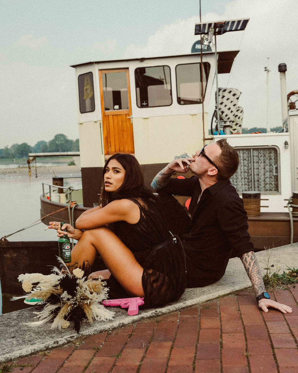 een man en vrouw zittend op een bakstenen muur