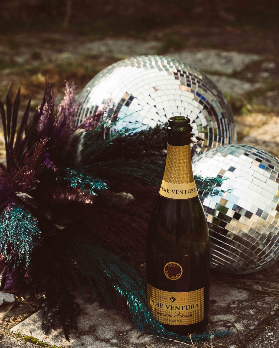 een fles champagne en een discobal
