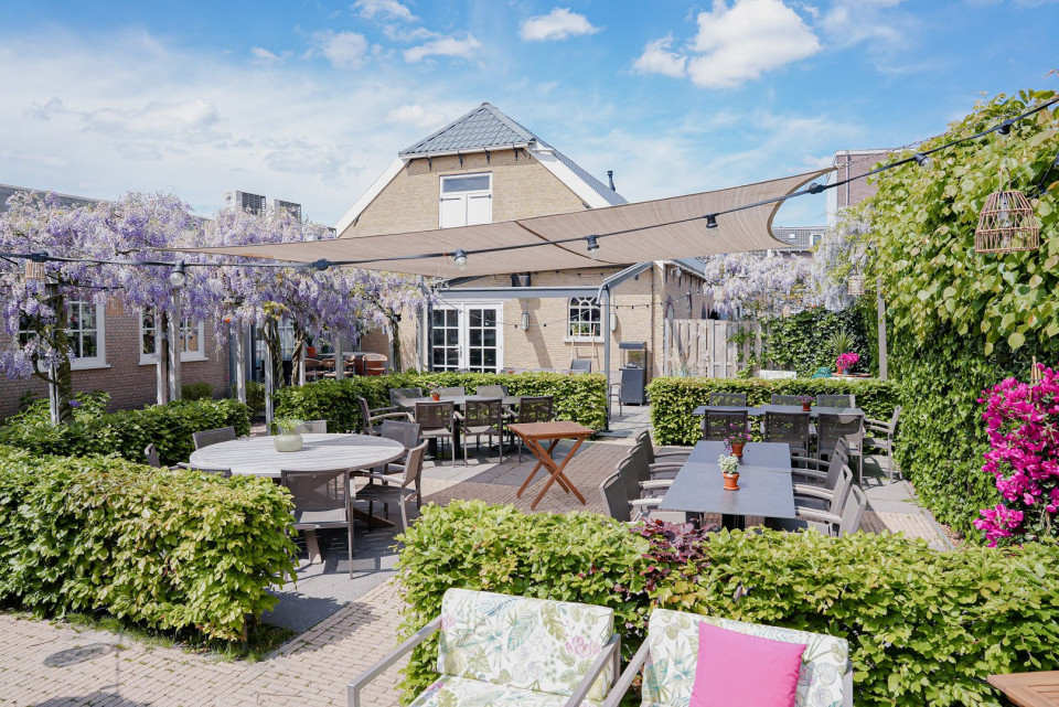 een terras met tafels en stoelen