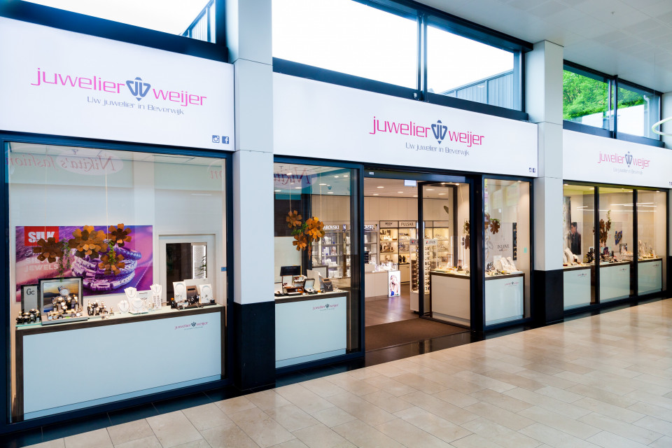 een winkel met veel ramen en een grote vitrine