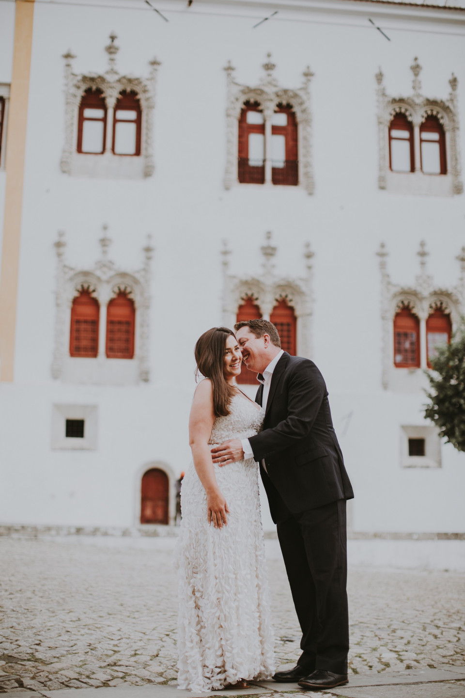 bruid en bruidegom voor het kasteel in Portugal