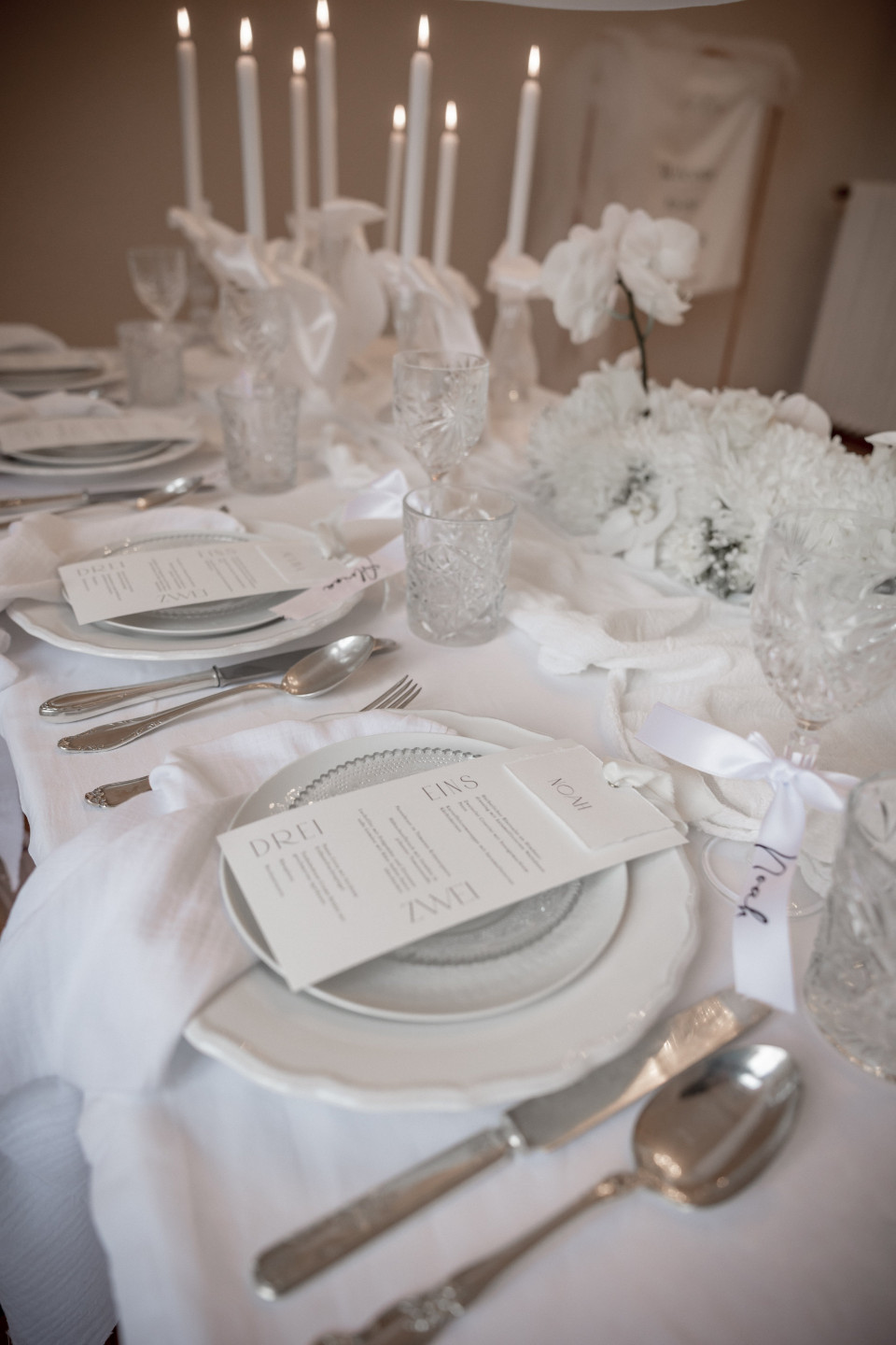 een tafel gedekt voor het diner met witte servetten en bestek