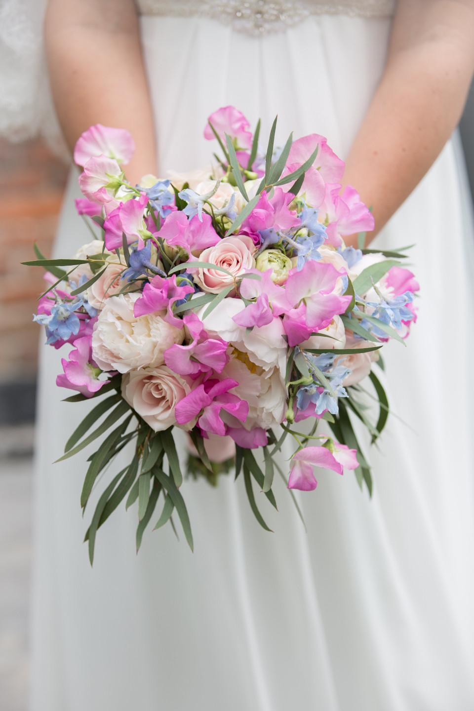 een bruid die een boeket bloemen vasthoudt