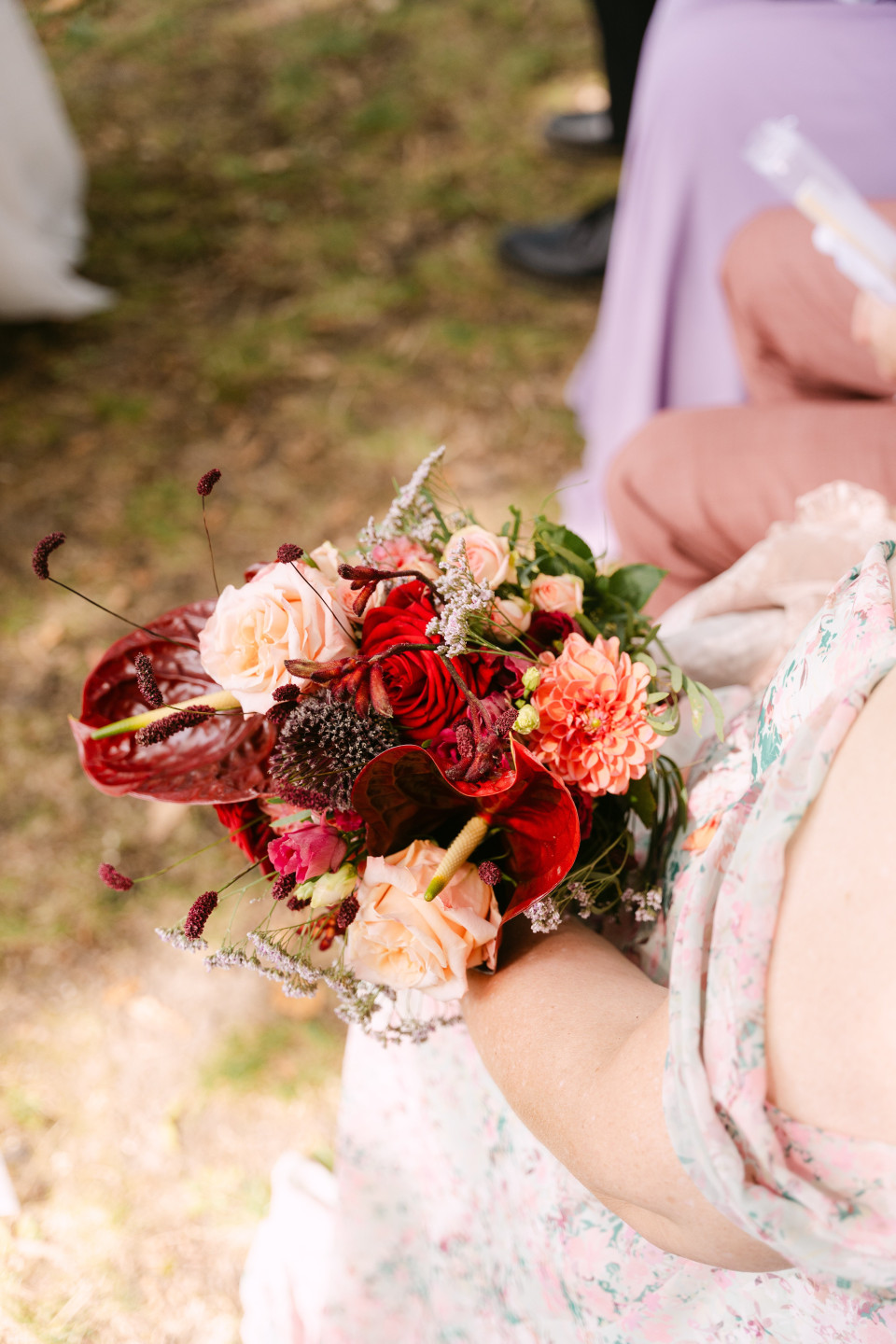 een vrouw in een jurk die een boeket bloemen vasthoudt