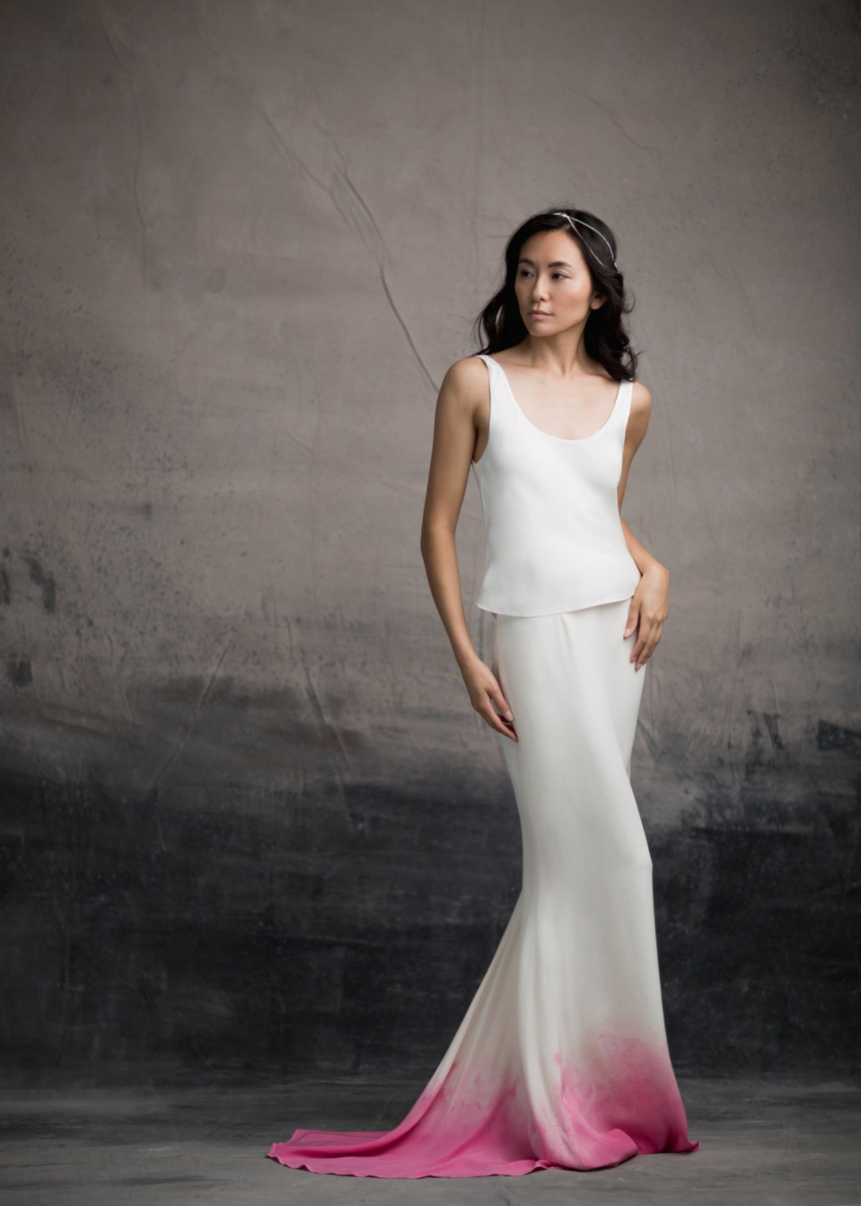 een vrouw in een witte en roze jurk