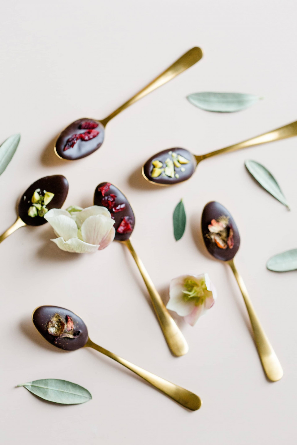 chocolade lepels met bloemen en bladeren