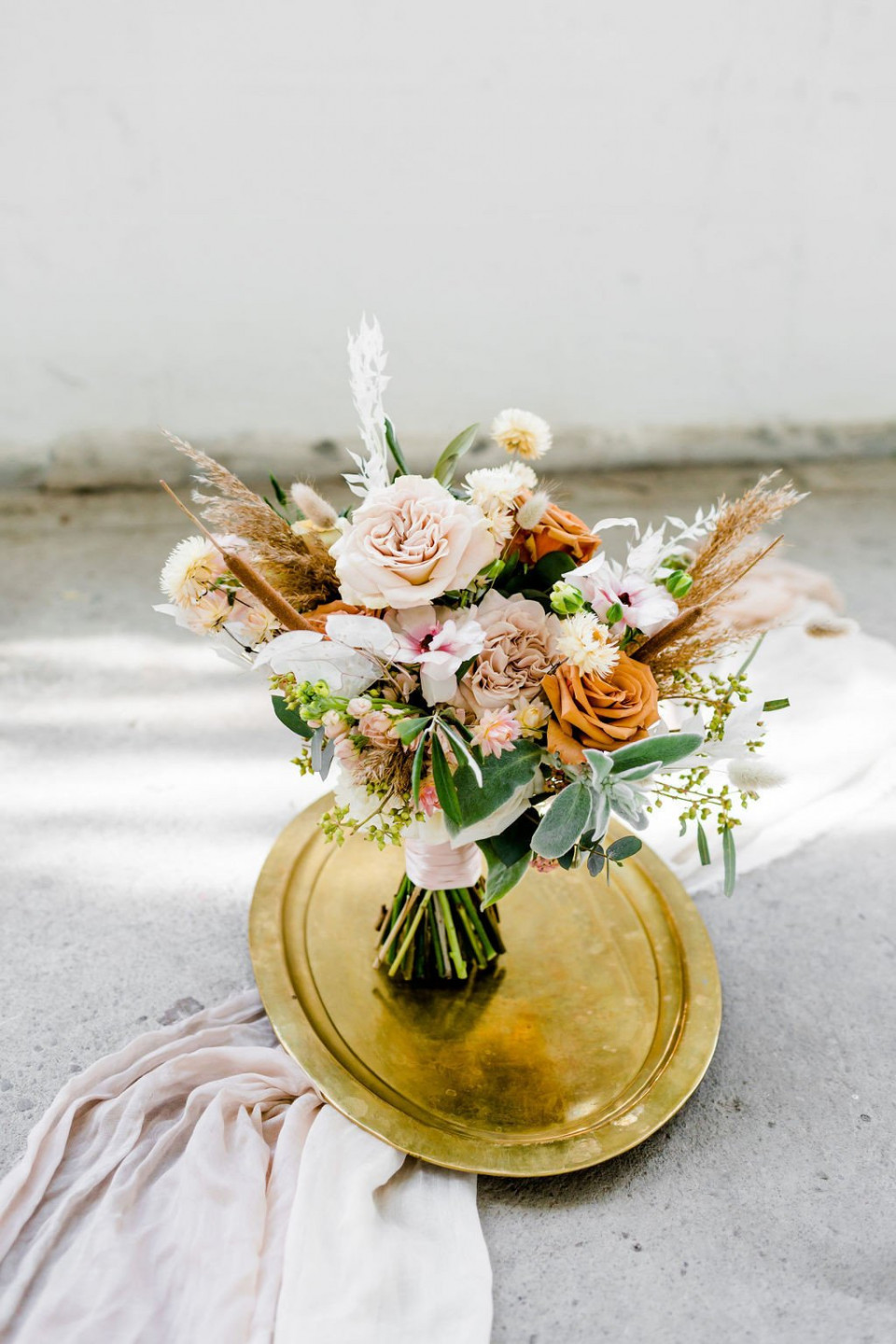 Bruidsboeket van Let Love Blossom details
