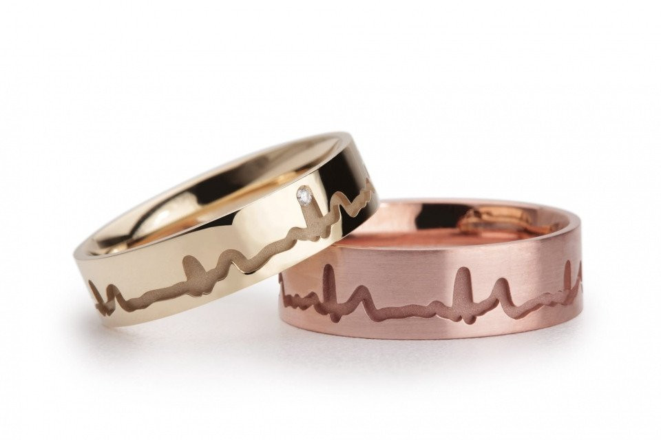 twee ringen met hartslaglijnen erop