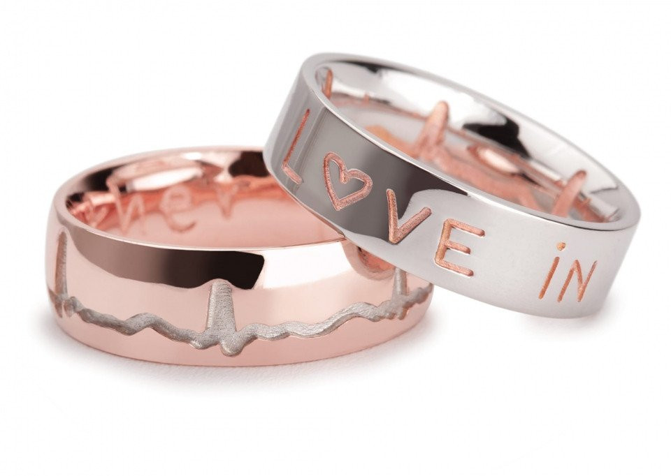twee ringen met de woorden liefde erop