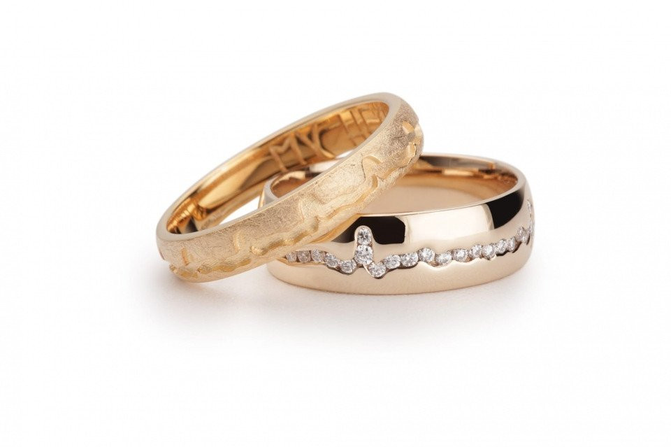 twee trouwringen met diamanten in goud